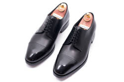 Eleganckie formalne obuwie koloru czarnego typu derby z gumową podeszwą. Szyte metodą ramową.