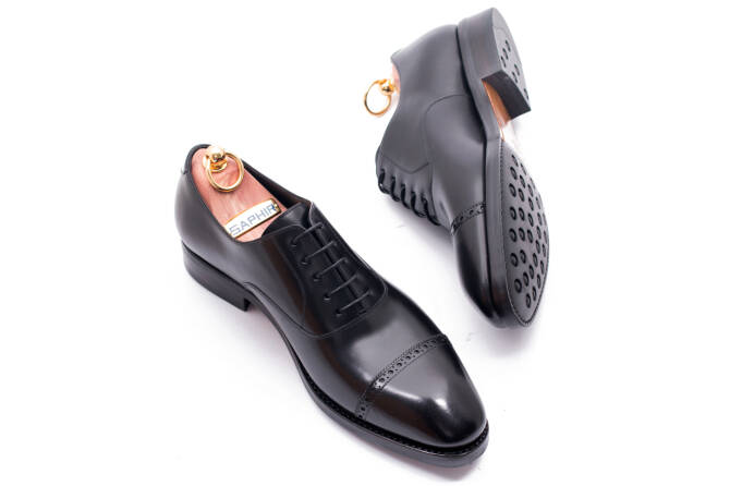Buty czarne  typu boxcalf negro idealne dla gentlemana idealne na uroczystości ślubne. TLB shoes, buty eleganckie, buty stylowe, buty biurowe, buty okolicznościowe. 