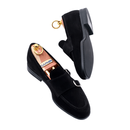 Czarne zamszowe mokasyny męskie które zapewniają wyjątkowe dopasowanie, łącząc precyzję wykonania, lekkość i elastyczność. Udoskonalony dzięki technice Sacchetto oraz starannemu wykończeniu ręcznemu. Stanowi nowoczesną interpretację klasycznego mokasyna.