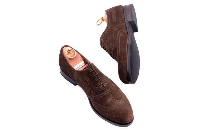 Zamszowe casualowe obuwie męskie z perforacjami Patine 77028 softy brown.. Eleganckie obuwie zamszowe koloru brązowego typu brogues z gumową podeszwą. Szyte metodą ramową.