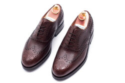 Eleganckie obuwie koloru ciemno brązowego typu brogues z gumową podeszwą. Szyte metodą ramową.