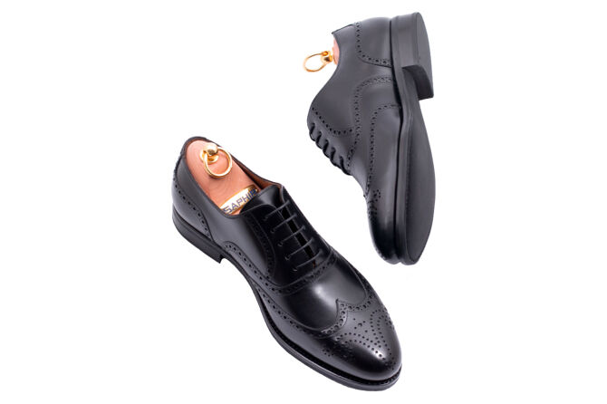 stylowe casualowe obuwie męskie z perforacjami Patine 77020 Starcalf black. Eleganckie obuwie koloru czarnego typu brogues z gumową podeszwą. Szyte metodą ramową.