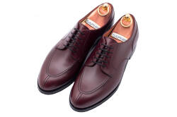 Eleganckie formalne obuwie koloru bordowe typu derby z gumową podeszwą. Szyte metodą ramową.