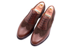 Brązowe eleganckie obuwie zamszowo skórzane z ażurkami i dekoracyjnymi zdobieniami koloru jasno brązowego typu brogues z gumową podeszwą. Szyte metodą ramową.