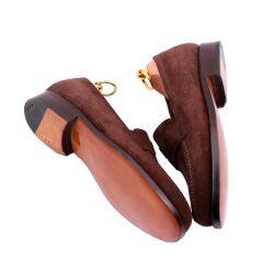 Brązowe zamszowe loafersy idealne na wiosnę i lato,. Mokasyny wykonane na skórzanej podeszwie.