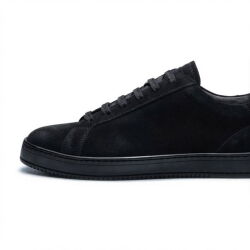 Czarne zamszowe skórzane Sneakersy TLB S3 na czarnej podeszwie – ręcznie wykonane w Hiszpanii, styl smart casual, komfort, elegancja i nowoczesny design na co dzień.