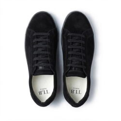 Czarne zamszowe skórzane Sneakersy TLB S3 na czarnej podeszwie – ręcznie wykonane w Hiszpanii, styl smart casual, komfort, elegancja i nowoczesny design na co dzień.
