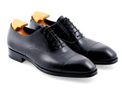 Buty czarne  typu boxcalf idealne dla gentlemana  na uroczystości ślubne. Yanko shoes, buty eleganckie, buty stylowe, buty biurowe, buty okolicznościowe. 