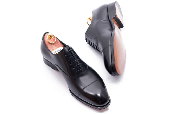 Buty czarne  typu boxcalf negro idealne dla gentlemana idealne na uroczystości ślubne. Yanko shoes, buty eleganckie, buty stylowe, buty biurowe, buty okolicznościowe. 