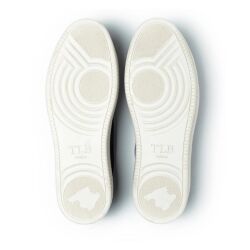 Białe skórzane Sneakersy TLB S3 na białej podeszwie – ręcznie wykonane w Hiszpanii, styl smart casual, komfort, elegancja i nowoczesny design na co dzień.