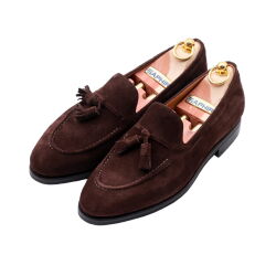 Stylowe loafersy męskie ze skóry zamszowej w odcieniu chestnut brown. Idealne do smart casual i letnich stylizacji biznesowych.