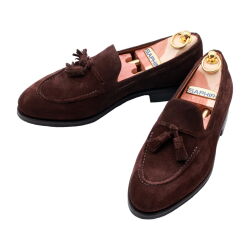 Męskie tassel loafers w kolorze brązowym z charakterystycznymi frędzlami. Komfortowe, wszechstronne i łatwe do zestawienia z chinosami lub garniturem.