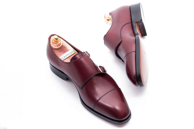 Eleganckie klasyczne buty męskie koloru bordowego typu double monks. Obuwie szyte metodą ramową. Podeszwa skórzana.