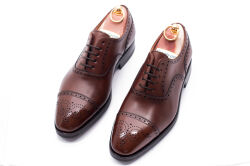 Eleganckie obuwie koloru brązowego typu brogues z skórzaną podeszwą. Szyte metodą ramową.