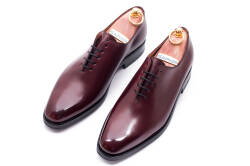 Luksusowe stylowe obuwie męskie w kolorze bordowym przeznaczone na różnego rodzaje uroczystości okolicznościowe: ślub, studniówka, spotkanie biznesowe, praca biurowa.