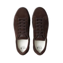 Brązowe zamszowe skórzane Sneakersy TLB S3 na rązowej podeszwie – ręcznie wykonane w Hiszpanii, styl smart casual, komfort, elegancja i nowoczesny design na co dzień.