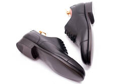 Luksusowe męskie buty garniturowe szyte metodą pasową. Czarne oksfordy dla eleganckiego mężczyzny na formalne okazje.