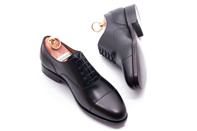 Męskie klasyczne buty ślubne typu cap-toe. Czarne formalne wiedenki na uroczyste okazje. Eleganckie obuwie goodyear welted.