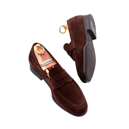 Ciemnobrązowe zamszowe mokasyny męskie które zapewniają wyjątkowe dopasowanie, łącząc precyzję wykonania, lekkość i elastyczność. Udoskonalony dzięki technice Sacchetto oraz starannemu wykończeniu ręcznemu. Stanowi nowoczesną interpretację klasycznego mokasyna.