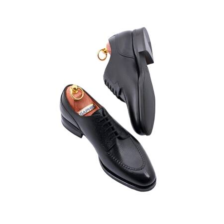 czarne angielki męskie, półformalne  obuwie koloru czarnego typu derby z gumową podeszwą. Szyte metodą ramową.