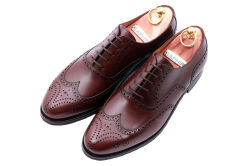 Eleganckie obuwie koloru brązowego typu brogues z gumową podeszwą. Szyte metodą ramową.