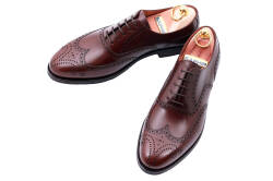 Brązowe skórzane buty z ażurkami i dekoracyjnymi zdobieniami eleganckie, stylowe, casualowe, formalne, okolicznościowe, biurowe,, szykowne, wyszukane, wykwintne.