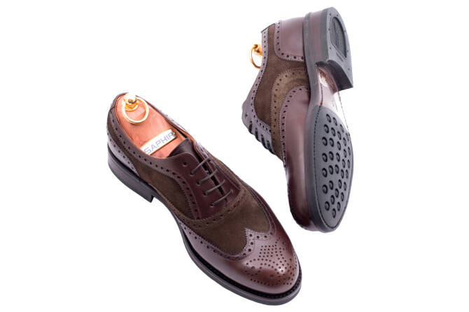 stylowe eleganckie obuwie męskie z perforacjami Yanko 14664 boxcalf marron suede olive. Eleganckie obuwie zamszowe koloru ciemno brązowego typu brogues z gumową podeszwą. Szyte metodą ramową.