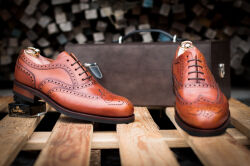 stylowe eleganckie obuwie męskie z perforacjami Yanko 14664 cambridge cuero. Eleganckie obuwie koloru jasno brązowego typu brogues z skórzaną podeszwą. Szyte metodą ramową.