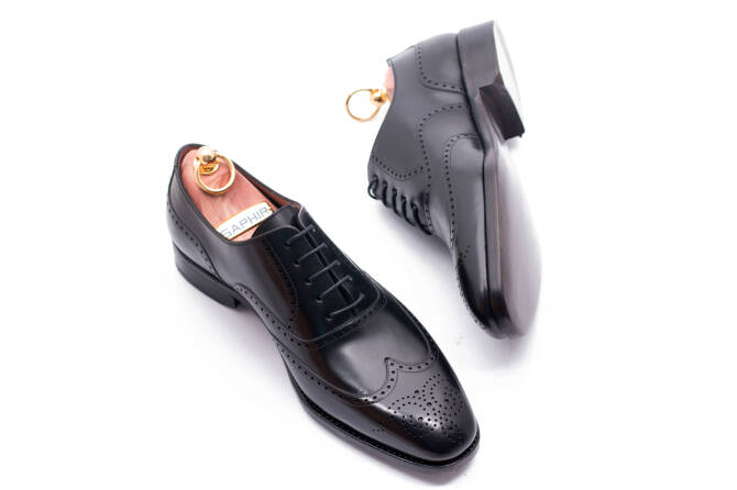 stylowe eleganckie obuwie męskie z perforacjami Patine 77006  starcalf black. Eleganckie obuwie koloru czarnego typu brogues z skórzaną podeszwą. Szyte metodą ramową.