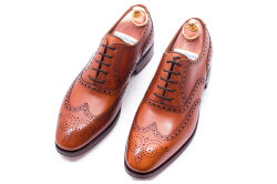 Eleganckie obuwie koloru jasno brązowego typu brogues z skórzaną podeszwą. Szyte metodą ramową.