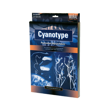 Efekt końcowy cyjanotypii – wyrazista, niebieska odbitka z delikatnymi detalami liści. JACQUARD Cyanotype MURAL / Tkanina do murali cyjanotypowych