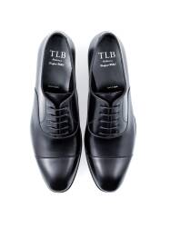 Buty eleganckie koloru czarnego z skóry licowej typu boxcalf. Buty eleganckie, szyte metodą ramową.