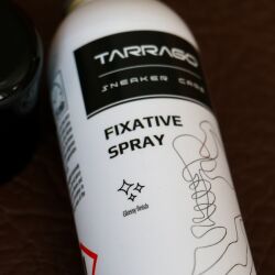 przezroczysty spray do utrwalania farby, tworzący ochronną i trwałą warstwę. Zapewnia błyszczące wykończenie, nie zmieniając przy tym koloru obuwia.