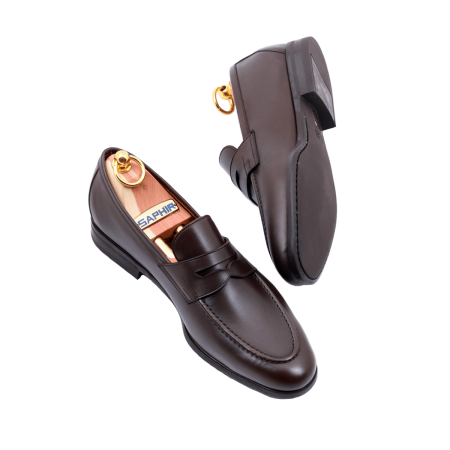 Ciemnobrązowe mokasyny męskie które zapewniają wyjątkowe dopasowanie, łącząc precyzję wykonania, lekkość i elastyczność. Udoskonalony dzięki technice Sacchetto oraz starannemu wykończeniu ręcznemu. Stanowi nowoczesną interpretację klasycznego mokasyna.