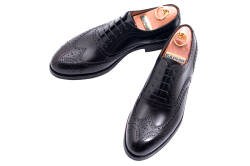 czarne skórzane buty z ażurkami i dekoracyjnymi zdobieniami eleganckie, stylowe, casualowe, formalne, okolicznościowe, biurowe,, szykowne, wyszukane, wykwintne.