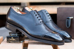 Luksusowe obuwie w kolorze czarnym. Obuwie ślubne, garniturowe, biurowe, biznesowe, okolicznościowe, wykwintne, wyrafinowane, szykowne, stylowe.