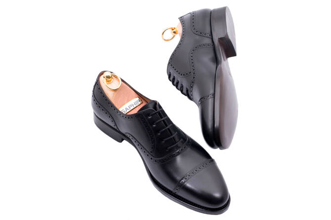 stylowe casualowe obuwie męskie z perforacjami Patine 77038 Starcalf black. Eleganckie obuwie koloru czarnego typu brogues ze skórzaną podeszwą. Szyte metodą ramową.