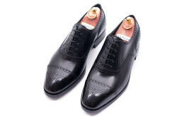 TLB 555s boxcalf negro..Eleganckie obuwie z ażurkami i dekoracyjnymi zdobieniami koloru czarnego typu brogues na gumowej podeszwie. Szyte metodą goodyear welted.