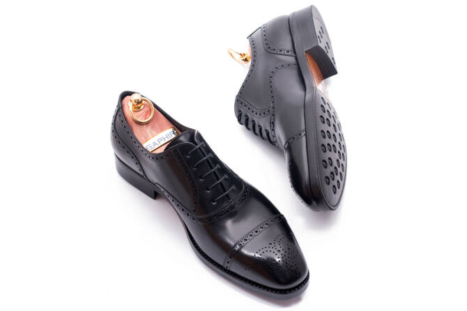 Czarne biznesowe eleganckie stylowe buty klasyczne TLB 555s boxcalf negro typu brogues na gumowej podeszwie.