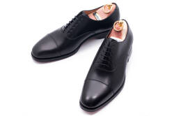 Obuwie typu oxford koloru czarnego. Buty klasyczne, formalne, eleganckie, ślubne, garniturowe.