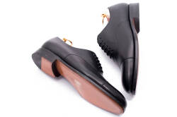 Obuwie marki Yanko koloru czarnego typu oxford z skórzaną podeszwą. Buty klasyczne, eleganckie.