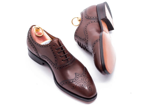 stylowe eleganckie obuwie męskie z ażurkami i dekoracyjnymi zdobieniami Yanko 14780 cambridge marron. Eleganckie obuwie koloru ciemno brązowego typu brogues ze skórzaną podeszwą. Szyte metodą ramową.
