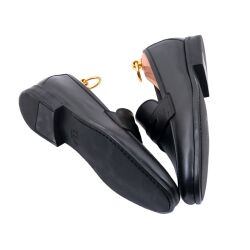 Czarne mokasyny męskie które zapewniają wyjątkowe dopasowanie, łącząc precyzję wykonania, lekkość i elastyczność. Udoskonalony dzięki technice Sacchetto oraz starannemu wykończeniu ręcznemu. Stanowi nowoczesną interpretację klasycznego mokasyna.