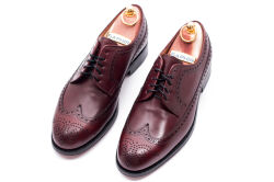 Eleganckie obuwie z ażurkami i dekoracyjnymi zdobieniami koloru bordowego typu brogues z skórzaną podeszwą. Szyte metodą ramową.