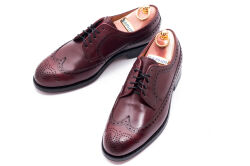 Eleganckie obuwie koloru bordowego typu brogues ze skórzaną podeszwą. Szyte metodą ramową.