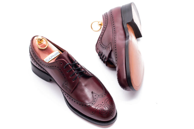 stylowe eleganckie obuwie męskie z perforacjami Yanko 14741 cambridge burdeos.. Eleganckie obuwie z ażurkami i dekoracyjnymi zdobieniami koloru bordowego typu brogues z skórzaną podeszwą. Szyte metodą ramową.