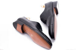 Obuwie marki Yanko koloru czarnego typu oxford z skórzaną podeszwą. Buty klasyczne, eleganckie, garniturowe, ślubne