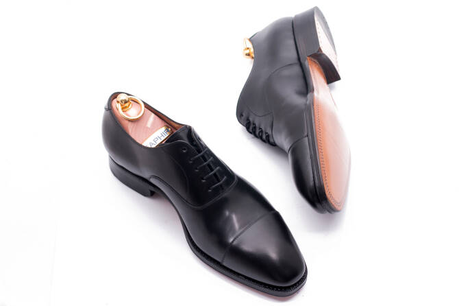 Eleganckie obuwie koloru czarnego typu oxford z skórzaną podeszwą. Szyte metodą ramową. Yanko shoes  14272 boxcalf negro. Patine shoes, obuwie eleganckie, biznesowe, biurowe, ślubne, okolicznościowe, gyw, męskie.