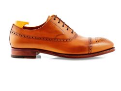 TLB 537 old england cuero. Eleganckie obuwie z ażurkami i dekoracyjnymi zdobieniami koloru jasno brązowego typu brogues na skórzanej podeszwie. Szyte metodą goodyear welted.