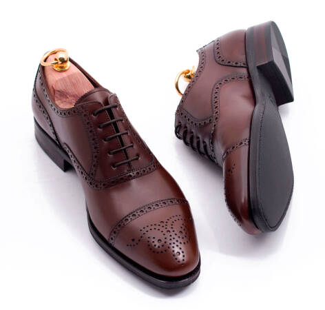 Brązowe skórzane biznesowe eleganckie stylowe buty klasyczne TLB 555c vegano marron typu brogues na gumowej podeszwie.